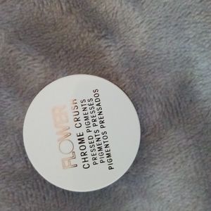 Flower pressed pigments eyeshadow.